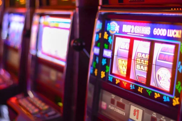 Buffalo King slot game interface on mobile phone showing reel layout and spin button